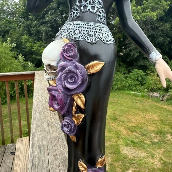 EERIE CHARM Large ELEGANT HALLOWEEN WITCH STATUE W/ROSE & SKULL DRESS New - Picture 4 of 7